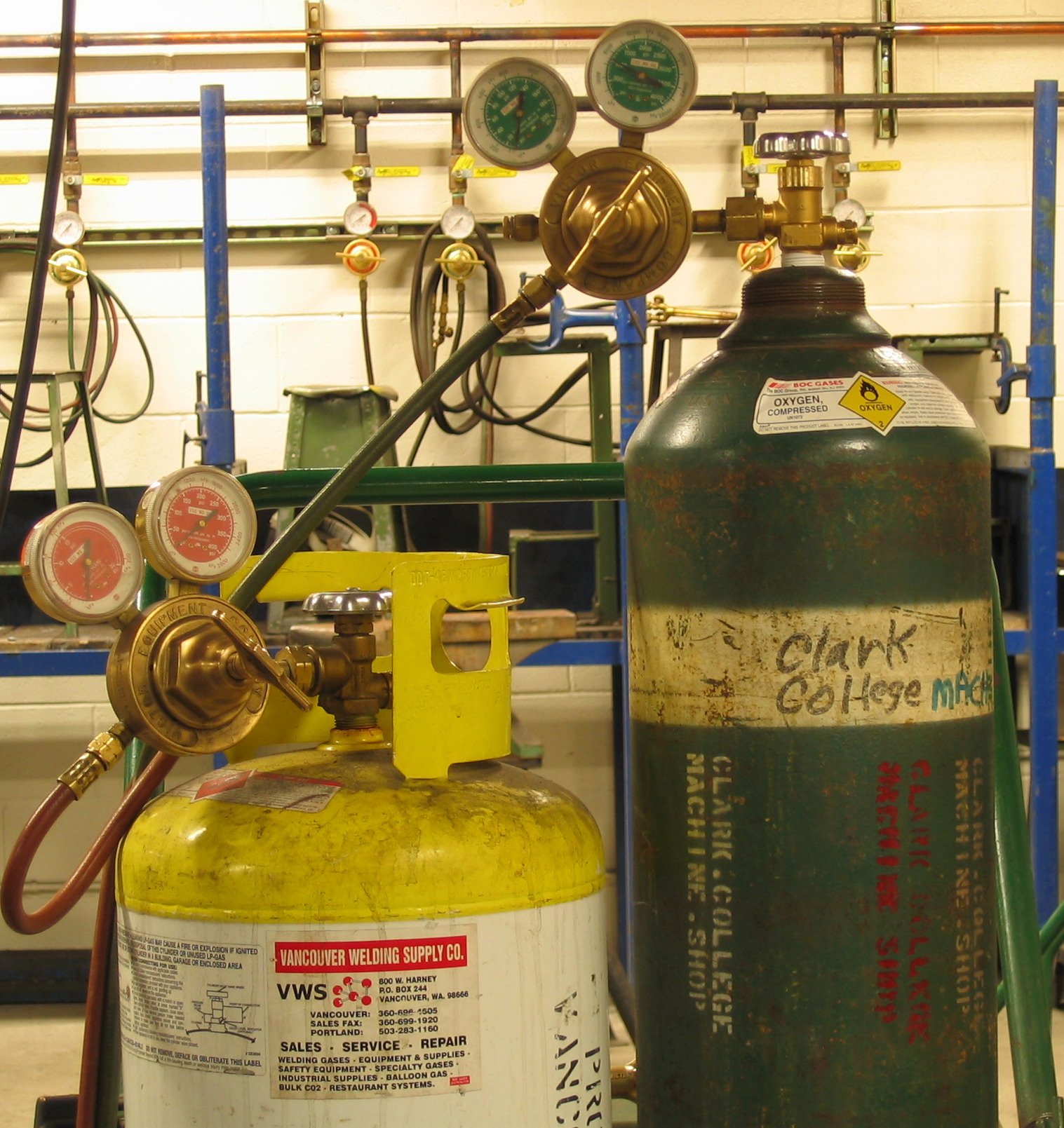 Compressed_gas_cylinders.mapp_and_oxygen.triddle.jpg